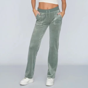 Juicy Couture byxor - Säljer mina Juicy Couture byxor i färgen Chinois Green. Lite lösa trådar på insidan av tyget längst ner vid benet men inget som syns annars är de i bra skick, inte använda så mycket. 