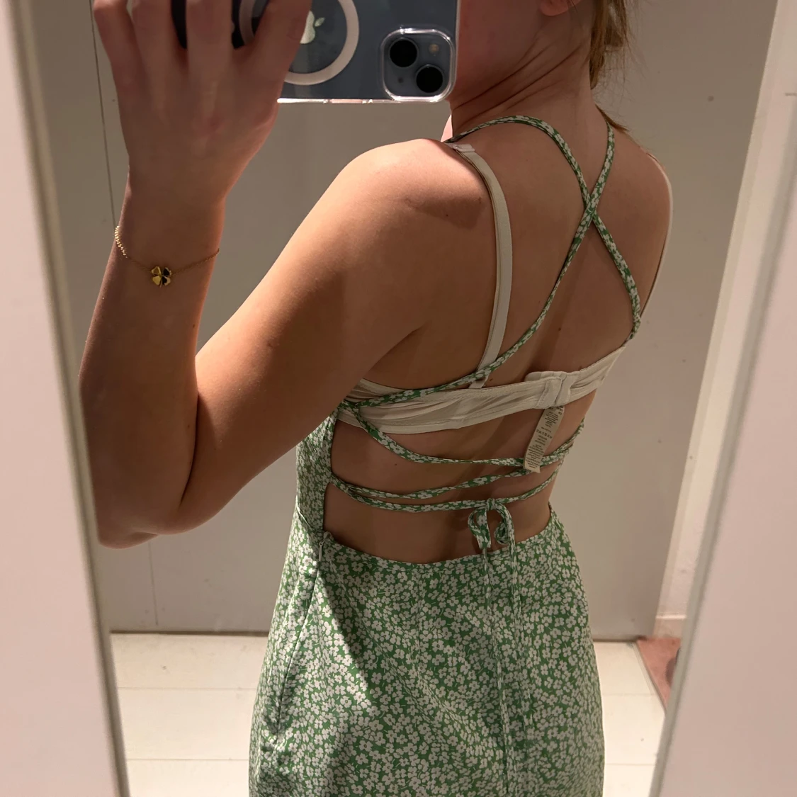 Grön blommig klänning med öppen rygg - 90