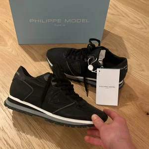 Philippe Model skor - Säljer dessa riktigt feta philippe model skor eftersom att de va för små och jag glömde retunera. De är helt oanvända. Skriv vid minsta fundering.