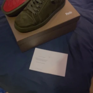 Olivgröna Louboutins - Väldigt snygga loubs i en eftertraktad färg, skorna är i bra skick och allt ingår