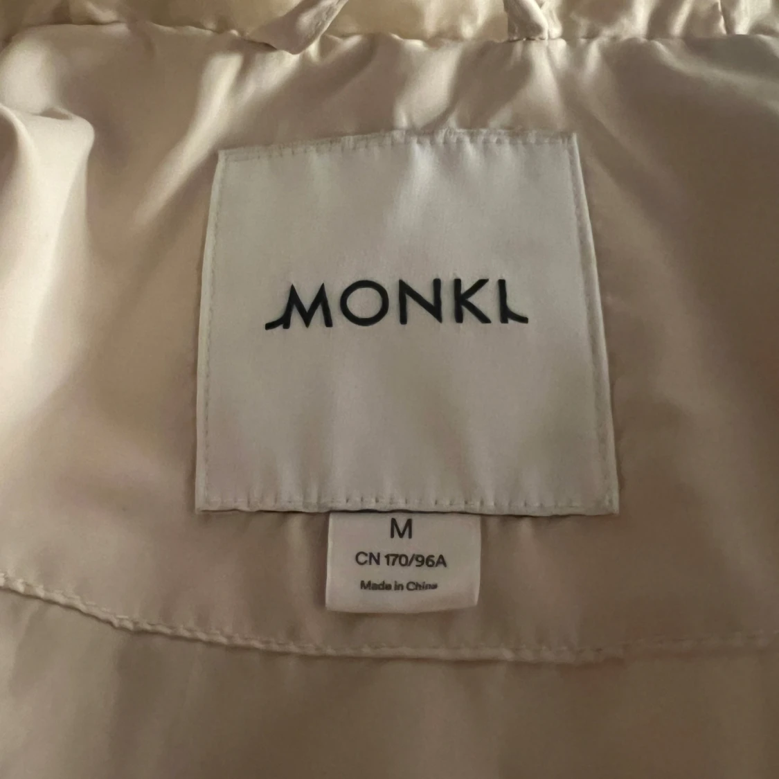 Beige pufferjacka från Monki - 91