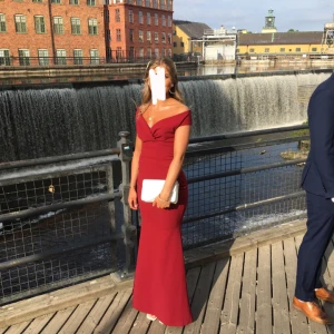 Vinröd balklänning - Vinröd balklänning i storlek XXS men väldigt stretchig så passar mig som vanligtvis är S. 💕Inga defekter