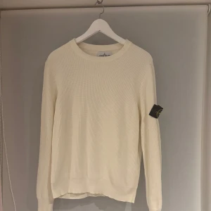 Beige stickad tröja från Stone Island - Säljer en stilren beige stickad tröja från Stone Island i bra skick.