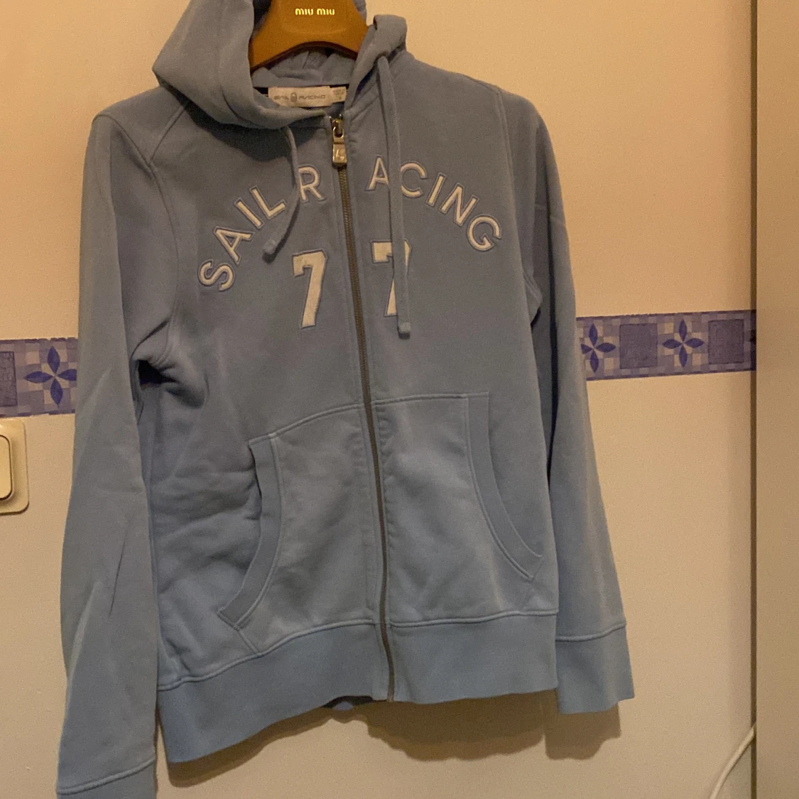 Ljusblå hoodie från Sail Racing