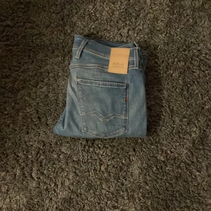 Blå jeans från Replay - Säljer ett par snygga blå jeans från Replay, modell Anbass. W30 L32.  Mitt pris 350kr nypris 1800kr. Skick 8/10. Priset går självklart att förhandla vid snabb affär