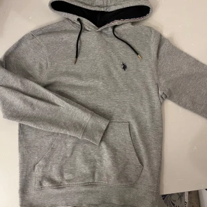 us polo  hoodie  - En ricktigt fin hoodie  som jag inte längre använder, den är i storlek xs och är i toppskick inga defekt vad jag kan se, priset är inte hugget i sten så kom gärna med prisförslag 