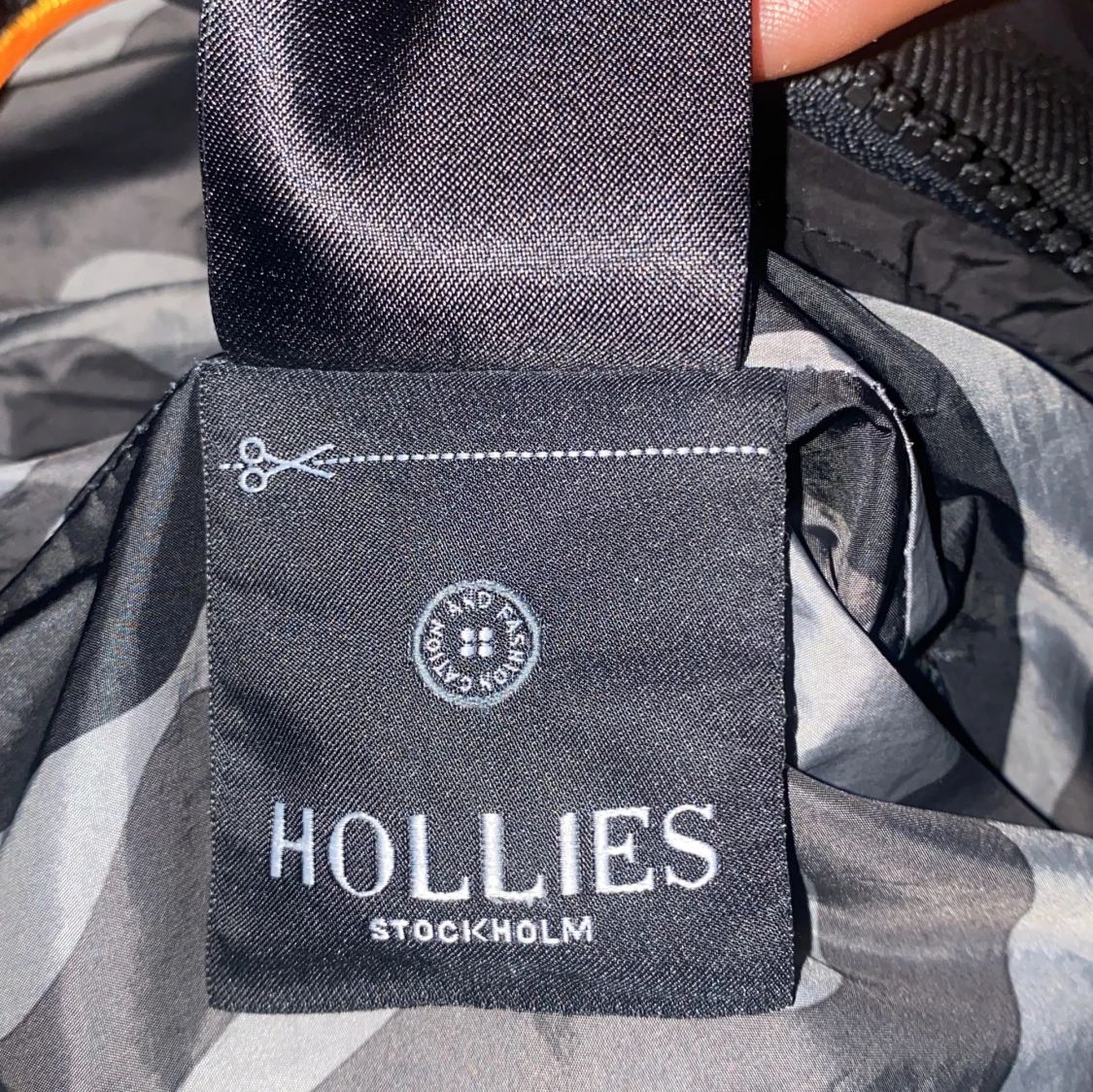 Svart parkajacka med pälsdetaljer från Hollies - 93