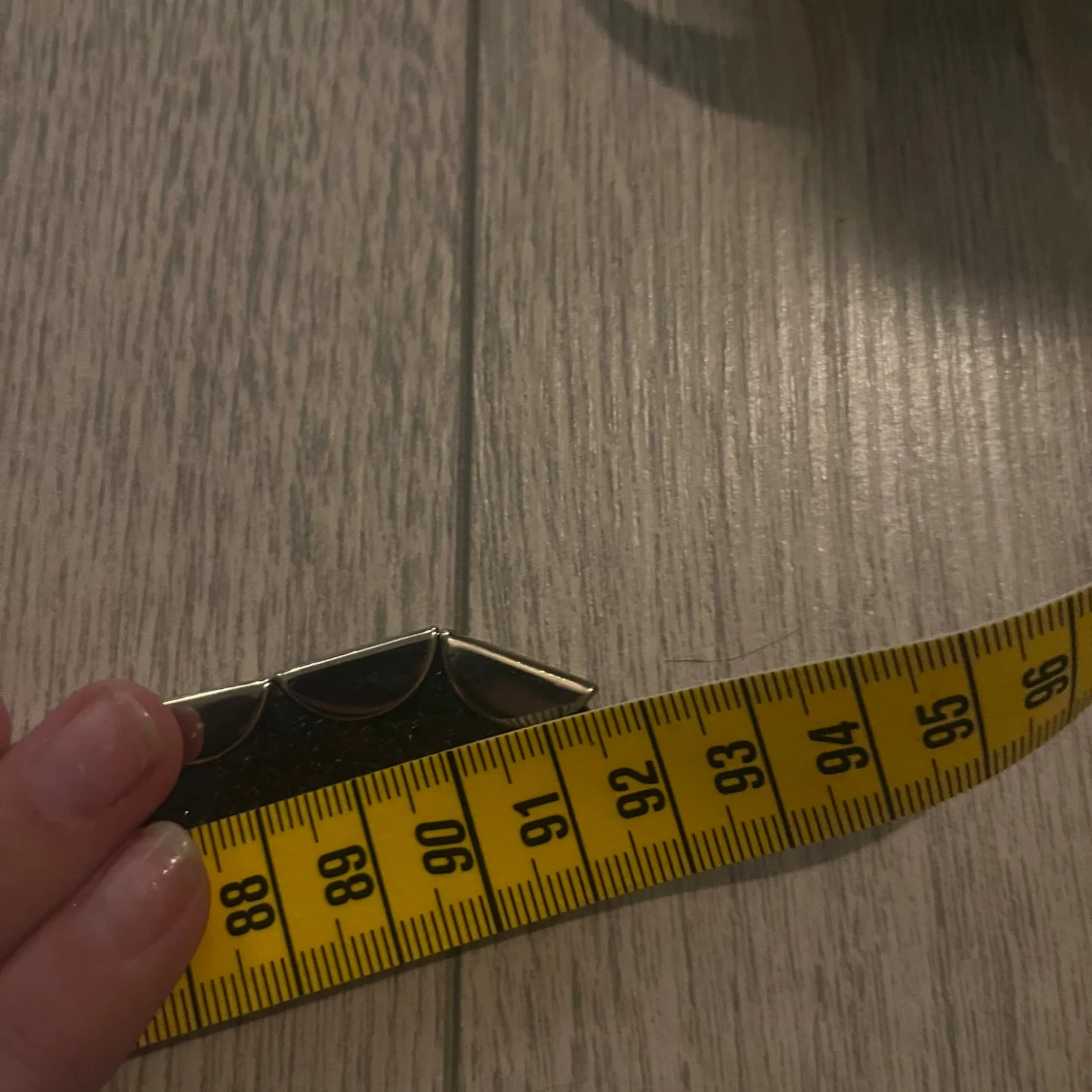 Svart bälte med silverdetaljer - 93