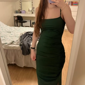 Mörkgrln klänning - Superfin klänning, med slits längst ner! Aldrig använd💚