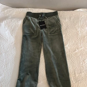 Juicy couture  - Jätte fina juicy couture byxor som är helt  oanvända med prislappen kvar!! De är i storlek xxs men skulle säga att det funkar för mig som har xs-s. Nypris är 1200!💗🥰