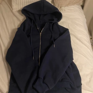 Marinblå Hoodie - Endast testad, jätte varm att ha på sig perfekt till vintern. Säljer då den ej kommer till användning. Passar mig som bär XS-M i hoodies. 