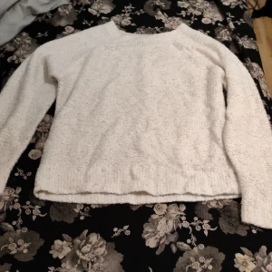 Vit stickad tröja från Primark kostar runt 329 vi kan snacka om pris - Mysig vit stickad tröja från Primark. Perfekt för kyliga dagar med sin mjuka och bekväma design. Tröjan har långa ärmar och en klassisk rund halsringning.