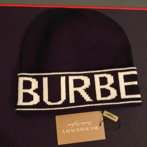 Burberry mössa - Burberry mössa: svart, helt ny, med lappar kom dm för frågor 🙌