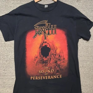 Death t-shirt - Svart t-shirt från Gildan med tryck av bandet Death och albumet 'The Sound of Perseverance”