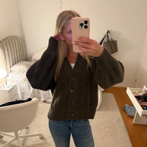 Grön kofta - Grön stickad kofta, färgen syns bäst på de sista bildena🫶🏻🥰💞😍🥹😛🔥