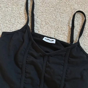 Svart korsettlinne - Snyggt svart korsettlinne i storlek s, passar även xs 💗 aldrig använt!