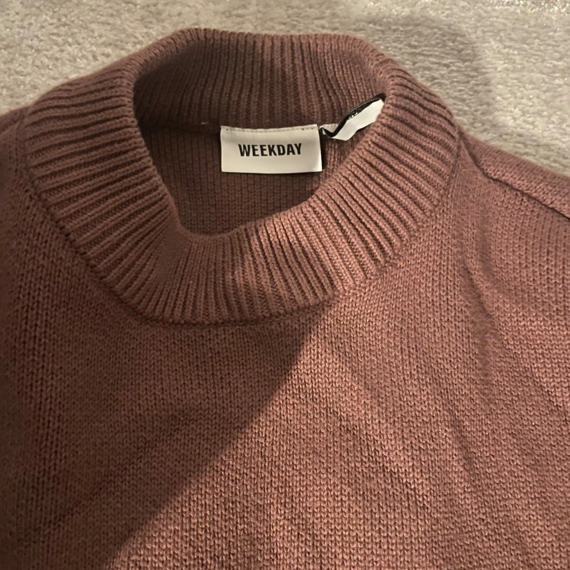 Brun stickad tröja från Weekday - 90