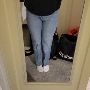 Blå jeans från Abrand Jeans - Säljer ett par snygga blå jeans från Abrand Jeans, modell '94 High Straight. De har en klassisk straight fit och hög midja, perfekt för en avslappnad stil. Jeansen har en enkel design. Pris går att diskutera och köparen står för frakten 