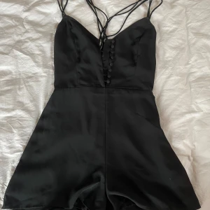 Svart jumpsuit - Svart jumpsuit från Bikbok. Aldrig använt i storlek XS!💛