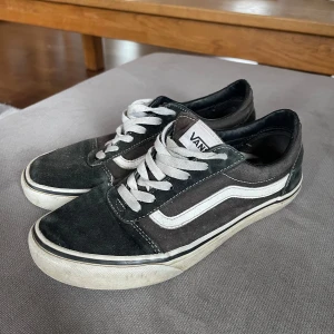 Svarta Vans - Vans i använt skick, storlek 38!