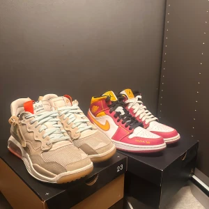 Två par Jordans - Rosa skon = Jordan 1 Dia del muertos                Andra skon = jordans 23                                         Går att köpa individuellt men billigare tsm;)