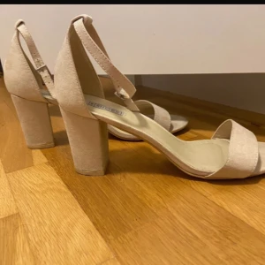 Klackskor  - Fina och sköna klackskor som endast har använts en gång, finns dock en liten reva men den är på baksidan av klacken så inget som märkts. Klacken är 8cm