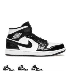 Jordan 1 ”Carbon Fiber” Mid - Nya jordans i svart vit, dem är i storlek 38 men är helt nya då dessa blev tyvärr för små för mig. Köptes för 5500kr jag säljer för 1800