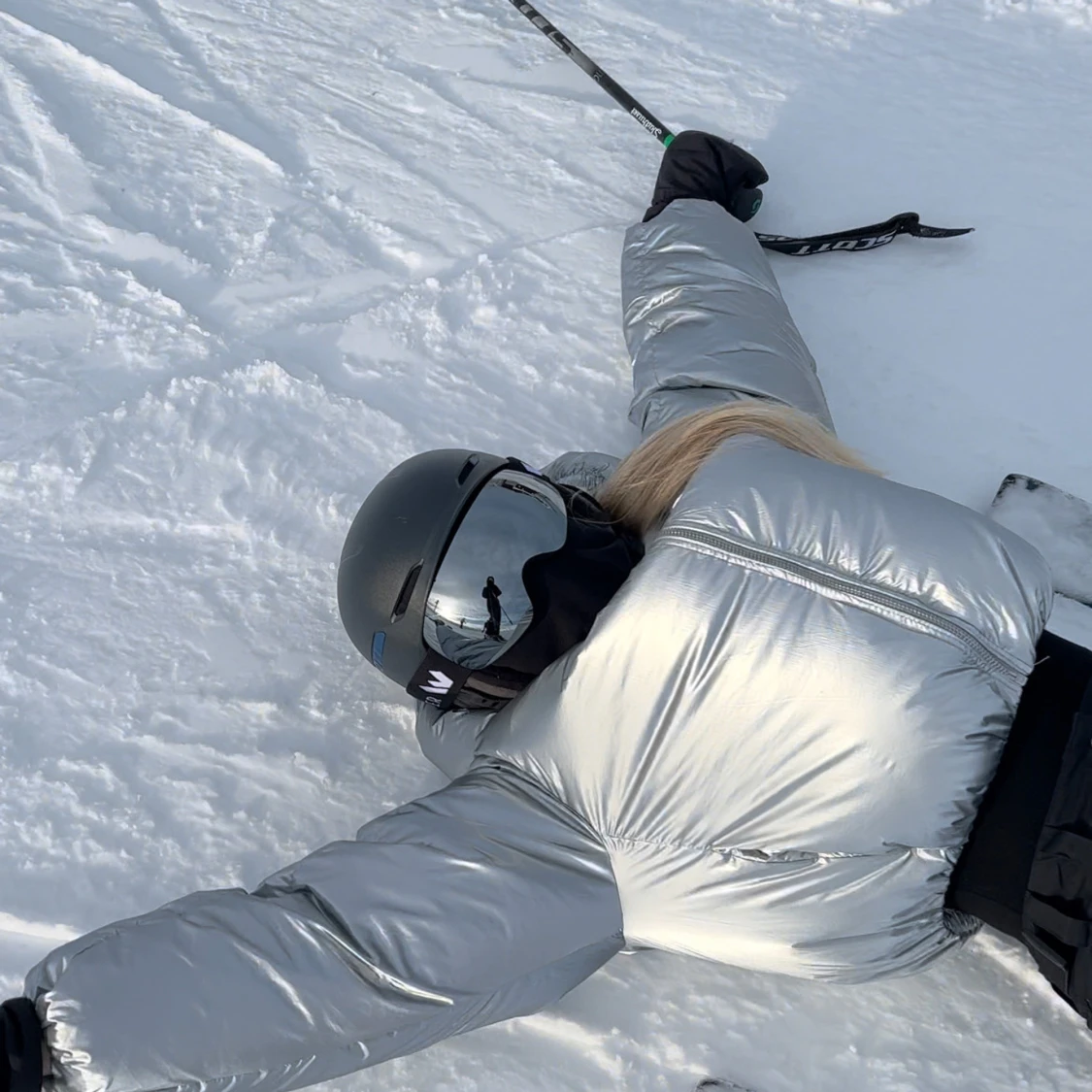 Silverfärgad pufferjacka med huva