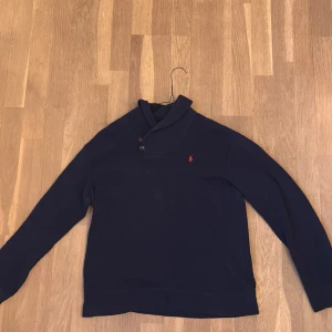 Mörkblå tröja från Polo Ralph Lauren - Säljer en stilren fin stickat tröja från Polo Ralph i storlek S och nypriset ligger runt 1399kr. För mer frågor/ funderingar kontakta gärna säljaren!