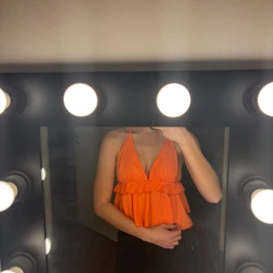 Orange linne/topp - Säljer ett jättefint linne som aldrig är använt,  så fint till sommaren! strl XS 🦋