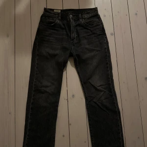 Svarta Levi's 551 Z jeans - Säljer ett par svarta Levi's 551 Z jeans i klassisk design. De har en rak passform och är tillverkade i slitstarkt denim. Perfekta för en stilren look. 