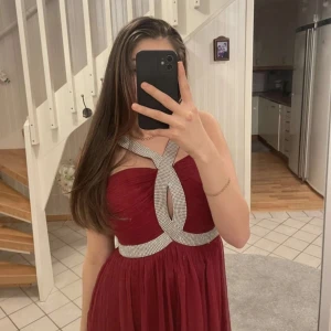 Vinröd klänning med glittriga detaljer - Elegant vinröd klänning med glittriga band. Köpt från nelly, i storlek 32. Pris kan diskuteras