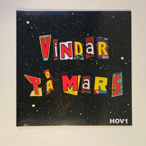 Hov1 - Vinylskiva, Vindar På Mars  - Vindar På Mars - Vinylskiva  (2020 press)  Väldigt limiterad upplaga - Nr. 356/1000  Toppskick! Oöppnad och oanvänd.  Skickas väl paketerad i vinylemballage!