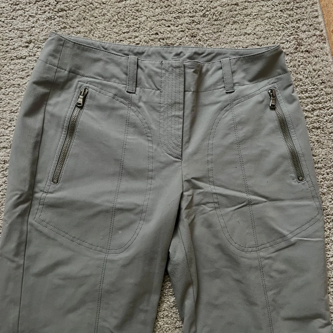 Grå byxor med dragkedjedetaljer - 92