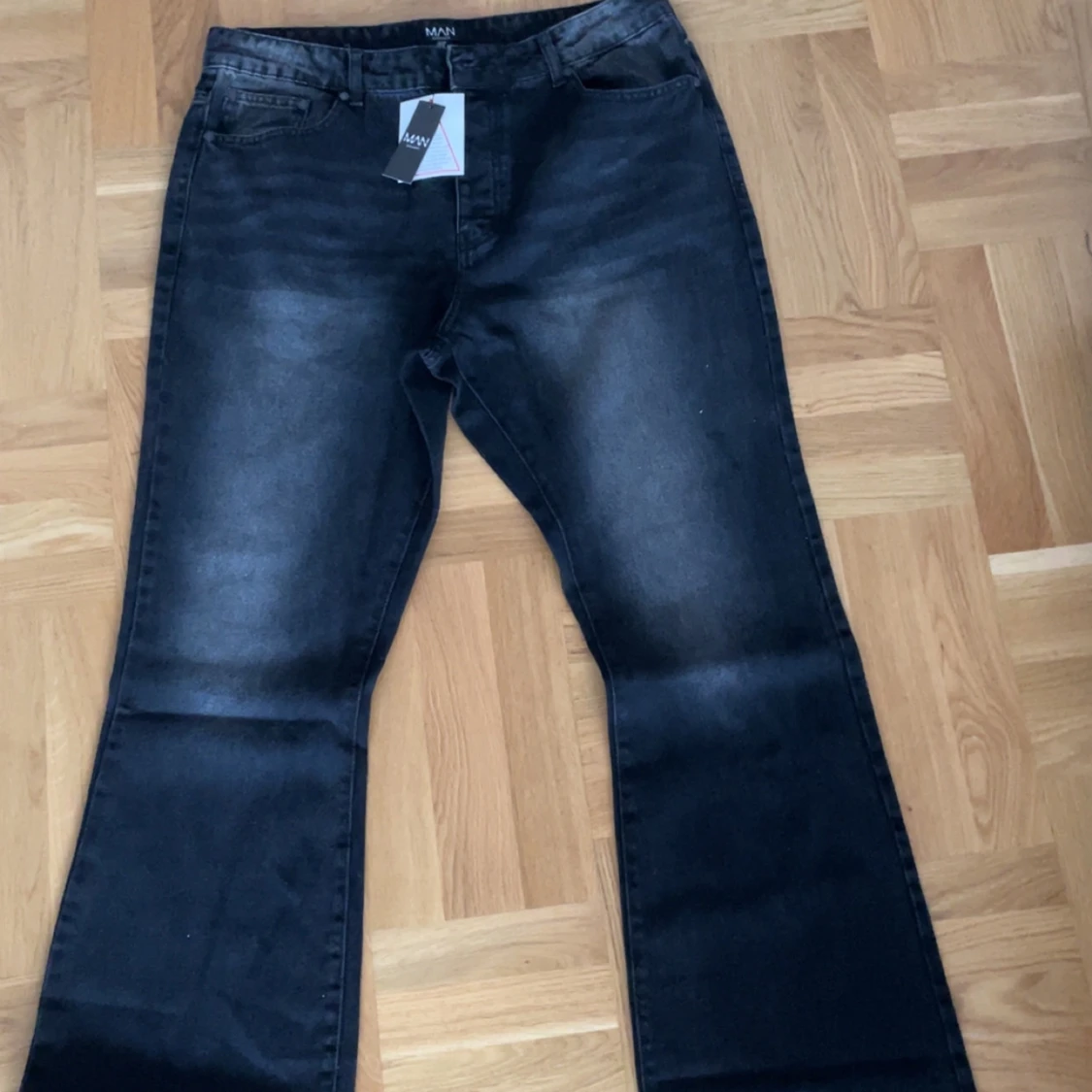 Svarta jeans från BoohooMAN Flare  - 92