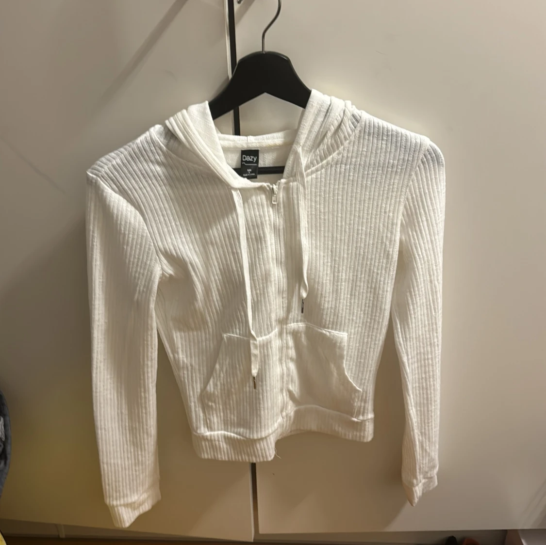 Vit ribbad hoodie från Dazy - 92