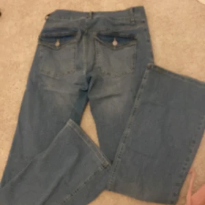 Lågmidjade y2k jeans - Supersnygga lågmidjade jeans. Trendiga, stretchiga och supernajs! Sitter super. Har ingen egentligen storlek men skulle gissa ungefär M/40.
