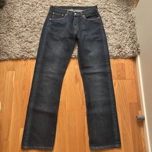 Levis 501 jeans - Säljer klassiska mörkblå Levis 501:or i väldigt bra skick. Storlek 32 i midjan och 34 i längden samt 21.5cm i benöppning :)