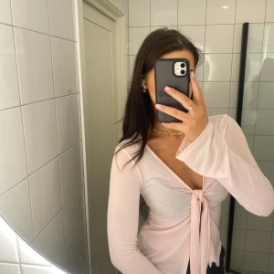 Viral rosa omlottopp från Gina Tricot - Den virala rosa toppen från Ginatrocot. Perfekt för sommaren och våren. Drömmig passform och färg! Liten i storleken. 