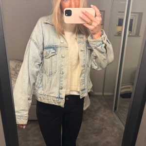 Ljusblå Jeansjacka - Säljer en snygg ljusblå jeansjacka som inte kommer till användning. Stl S, men passar en XS-S. Inga defekter.