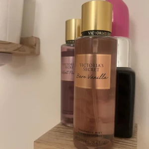 Victoria's Secret Bare Vanilla Fragrance Mist - En bodyspray från Victoria's Secret. Bare Vanilla. Innehåller 250 ml av en söt och varm vaniljdoft, perfekt för den som älskar mjuka och krämiga dofter. Helt ny!❤️