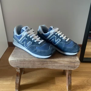 New balance 574 - Tja! Säljer ett par new balance i ett grymt skick. Hör av er om ni vill se fler bilder eller funderingar. Det kommer inte med någon box