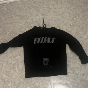Hoodrich Hoodie - Säljer en fin hoodie från hoodrich, inte tvättad på bilderna så små fläckar syns men de går bort i tvätten. 