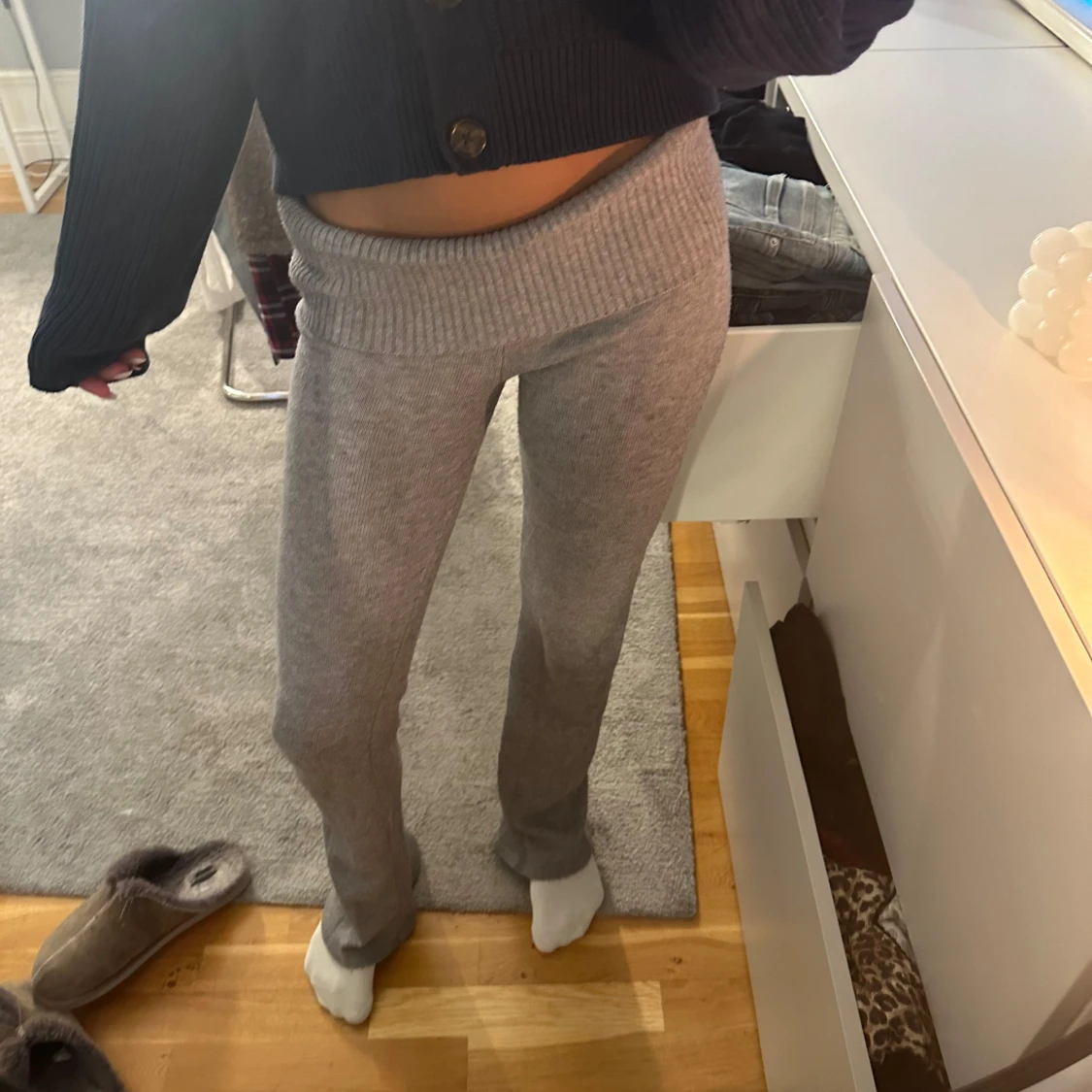 Grå stickade byxor