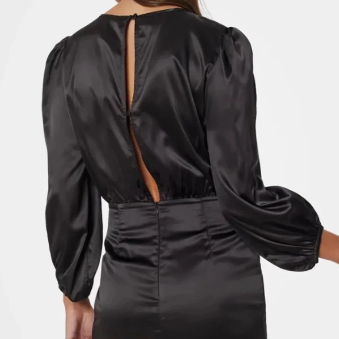 Svart satin klänning - 91