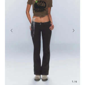 Svarta bootcut jeans - Snygga svarta bootcut jeans med låg midja och en tight passform. Jeansen är endast testade en gång men säljer på grund av att jag ej kunde knäppa de i midjan, kan int lämna tillbaka då de jag drog bort lappen innan jag testade