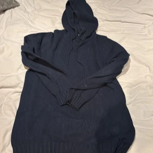 Stickad hoodie  - Säljer min as feta stickade luv tröja, skick 9/10 då den nästan aldrig e använd. Hör av er vid funderingar. 