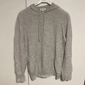 Hoodie från Soft Goat stl L - Säljer nu denna hoodie ifrån Soft Goat. Hoodien är i stl L och 100 %Cashmere. Hoodien är i mycket bra skick förutom ett litet hål på baksidan av vänster arm (se bild 4) tag medförljer med trådar för att enkelt laga hållet. Jag är 190 cm. Vid fråga är det bara att skriva. 