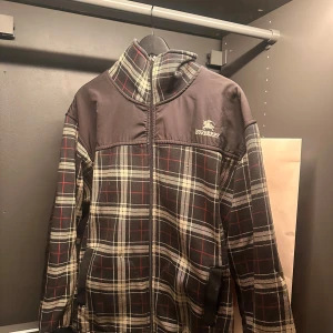 Vintage Burberry Cardigan  - Cardigan köpt i London, väldigt unik och i font skick, perfekt för skidor eller att ha casual