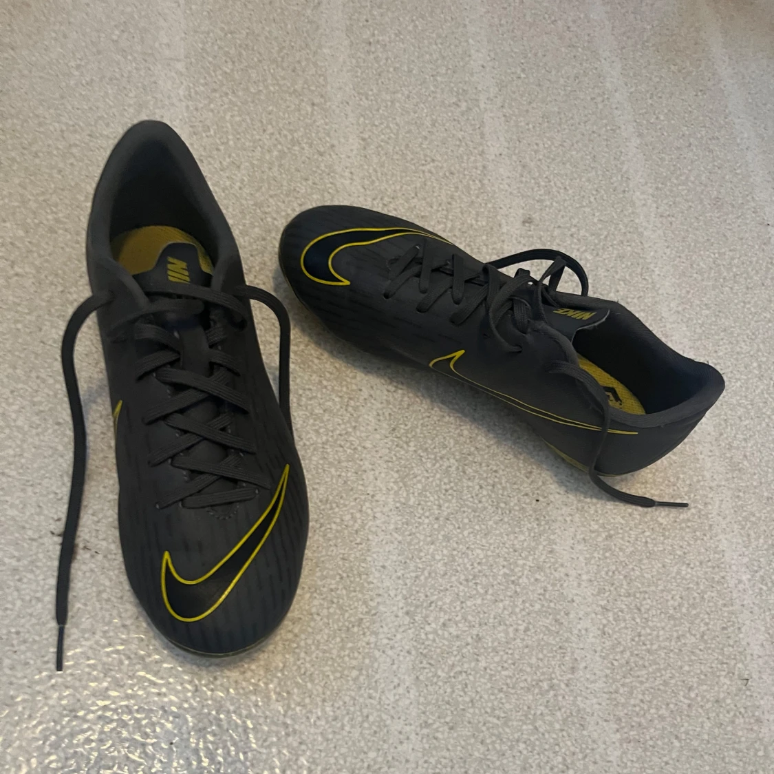 Svarta Nike fotbollsskor - 91